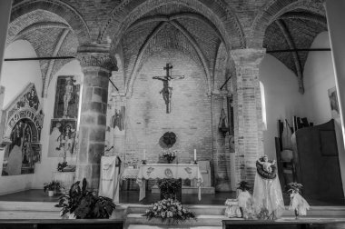 Muhtemelen 12. yüzyılda inşa edilmiş olan 15. yüzyıldan kalma orijinal freskler içeride açıkça görülebiliyorken, kasa 1900 'lerin başında fresk edilmiş..