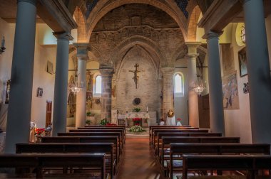 Muhtemelen 12. yüzyılda inşa edilmiş olan 15. yüzyıldan kalma orijinal freskler içeride açıkça görülebiliyorken, kasa 1900 'lerin başında fresk edilmiş..