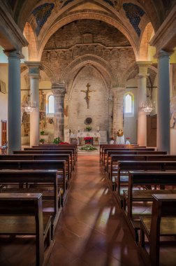 Muhtemelen 12. yüzyılda inşa edilmiş olan 15. yüzyıldan kalma orijinal freskler içeride açıkça görülebiliyorken, kasa 1900 'lerin başında fresk edilmiş..