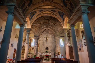 Muhtemelen 12. yüzyılda inşa edilmiş olan 15. yüzyıldan kalma orijinal freskler içeride açıkça görülebiliyorken, kasa 1900 'lerin başında fresk edilmiş..