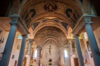 Muhtemelen 12. yüzyılda inşa edilmiş olan 15. yüzyıldan kalma orijinal freskler içeride açıkça görülebiliyorken, kasa 1900 'lerin başında fresk edilmiş..