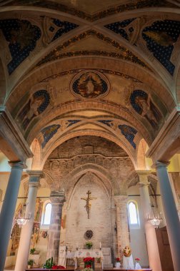 Muhtemelen 12. yüzyılda inşa edilmiş olan 15. yüzyıldan kalma orijinal freskler içeride açıkça görülebiliyorken, kasa 1900 'lerin başında fresk edilmiş..