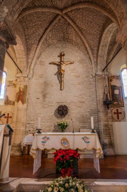Muhtemelen 12. yüzyılda inşa edilmiş olan 15. yüzyıldan kalma orijinal freskler içeride açıkça görülebiliyorken, kasa 1900 'lerin başında fresk edilmiş..
