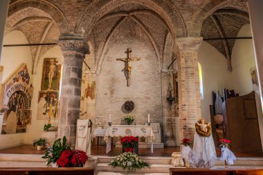 Muhtemelen 12. yüzyılda inşa edilmiş olan 15. yüzyıldan kalma orijinal freskler içeride açıkça görülebiliyorken, kasa 1900 'lerin başında fresk edilmiş..