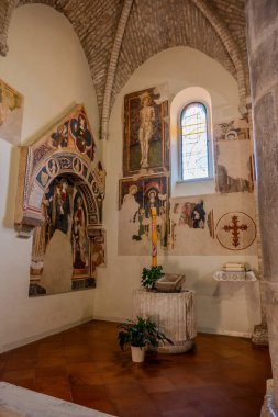 Muhtemelen 12. yüzyılda inşa edilmiş olan 15. yüzyıldan kalma orijinal freskler içeride açıkça görülebiliyorken, kasa 1900 'lerin başında fresk edilmiş..