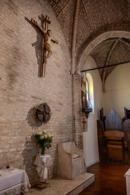 Muhtemelen 12. yüzyılda inşa edilmiş olan 15. yüzyıldan kalma orijinal freskler içeride açıkça görülebiliyorken, kasa 1900 'lerin başında fresk edilmiş..