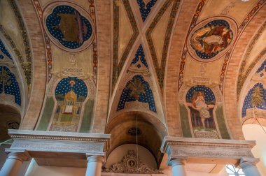 Muhtemelen 12. yüzyılda inşa edilmiş olan 15. yüzyıldan kalma orijinal freskler içeride açıkça görülebiliyorken, kasa 1900 'lerin başında fresk edilmiş..