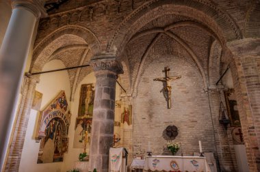 Muhtemelen 12. yüzyılda inşa edilmiş olan 15. yüzyıldan kalma orijinal freskler içeride açıkça görülebiliyorken, kasa 1900 'lerin başında fresk edilmiş..