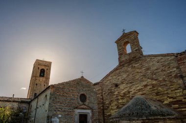 Muhtemelen 12. yüzyılda inşa edilmiş olan 15. yüzyıldan kalma orijinal freskler içeride açıkça görülebiliyorken, kasa 1900 'lerin başında fresk edilmiş..