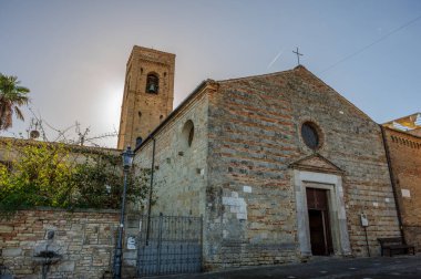 Muhtemelen 12. yüzyılda inşa edilmiş olan 15. yüzyıldan kalma orijinal freskler içeride açıkça görülebiliyorken, kasa 1900 'lerin başında fresk edilmiş..
