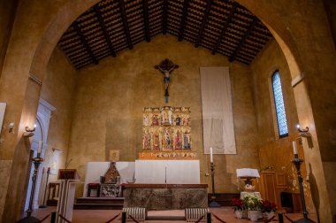 Sant 'Agostino Kilisesi. Vittore Crivelli 'den Polyptych. Bina tamamen tuğladan yapılmış ve iki girişi var. İç kısımda ahşap kirişlerle kaplı tek bir oda var..