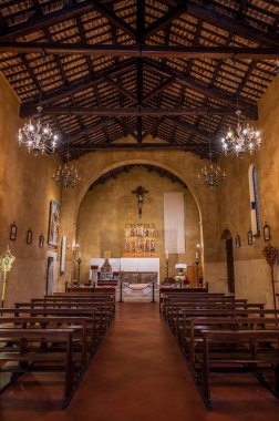 Sant 'Agostino Kilisesi. Vittore Crivelli 'den Polyptych. Bina tamamen tuğladan yapılmış ve iki girişi var. İç kısımda ahşap kirişlerle kaplı tek bir oda var..