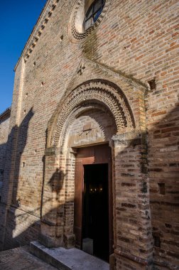 Sant 'Agostino Kilisesi. Vittore Crivelli 'den Polyptych. Bina tamamen tuğladan yapılmış ve iki girişi var. İç kısımda ahşap kirişlerle kaplı tek bir oda var..