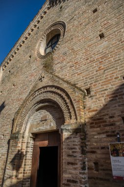 Sant 'Agostino Kilisesi. Vittore Crivelli 'den Polyptych. Bina tamamen tuğladan yapılmış ve iki girişi var. İç kısımda ahşap kirişlerle kaplı tek bir oda var..