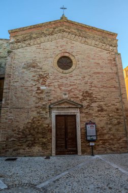 San Rocco Kilisesi (13. yüzyıl), Roma. Acquaviva 'daki en eski kilisedir ve bugün iç mekan 19. yüzyılda ortaya çıkmıştır..