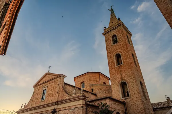 Saint Gregorio Magno ve Margherita Katedrali, San Benedetto del Tronto-Ripatransone-Montalto piskoposluğunun ortak katedrali olan Ascoli Piceno eyaletinin Ripatransone eyaletinin ana tarikat binasıdır.