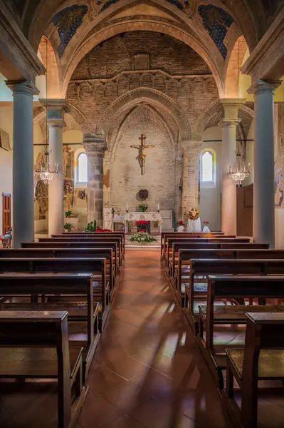 Muhtemelen 12. yüzyılda inşa edilmiş olan 15. yüzyıldan kalma orijinal freskler içeride açıkça görülebiliyorken, kasa 1900 'lerin başında fresk edilmiş..