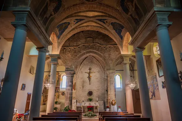 Muhtemelen 12. yüzyılda inşa edilmiş olan 15. yüzyıldan kalma orijinal freskler içeride açıkça görülebiliyorken, kasa 1900 'lerin başında fresk edilmiş..