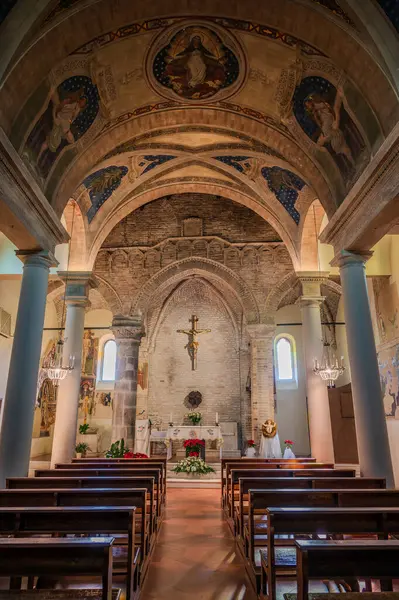 Muhtemelen 12. yüzyılda inşa edilmiş olan 15. yüzyıldan kalma orijinal freskler içeride açıkça görülebiliyorken, kasa 1900 'lerin başında fresk edilmiş..