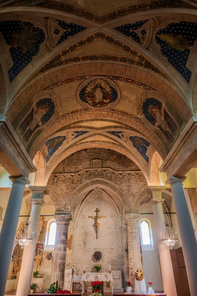 Muhtemelen 12. yüzyılda inşa edilmiş olan 15. yüzyıldan kalma orijinal freskler içeride açıkça görülebiliyorken, kasa 1900 'lerin başında fresk edilmiş..