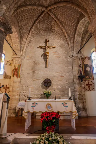 Muhtemelen 12. yüzyılda inşa edilmiş olan 15. yüzyıldan kalma orijinal freskler içeride açıkça görülebiliyorken, kasa 1900 'lerin başında fresk edilmiş..