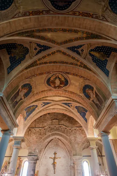 Muhtemelen 12. yüzyılda inşa edilmiş olan 15. yüzyıldan kalma orijinal freskler içeride açıkça görülebiliyorken, kasa 1900 'lerin başında fresk edilmiş..