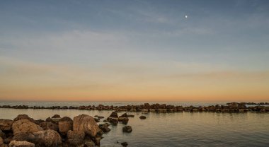 Adriyatik Denizi. Martinsicuro, Teramo. Muhteşem bir günbatımının güzel fotoğrafları