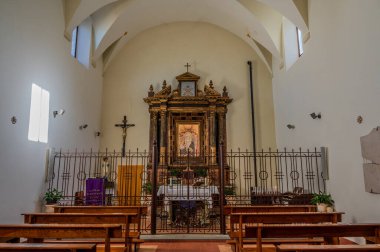 Şehir duvarlarının dışında inşa edilmiş, yerleşim merkezini kırsal kesimden ayıran, muhtemelen ciddi kriz ve çatışmalardan kaçan insanlar tarafından Bakire 'ye bir minnettarlık göstergesi olarak.