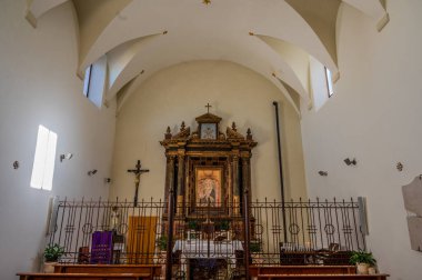 Şehir duvarlarının dışında inşa edilmiş, yerleşim merkezini kırsal kesimden ayıran, muhtemelen ciddi kriz ve çatışmalardan kaçan insanlar tarafından Bakire 'ye bir minnettarlık göstergesi olarak.