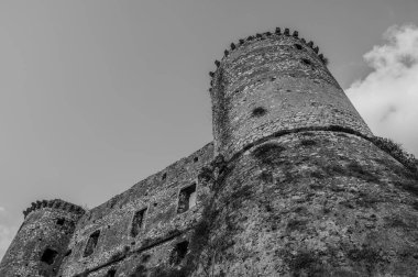 Avalos 'un Vairano Patenora şatosu, dört silindirik köşeli kuleleri ve taş duvarları olan kare şeklinde bir binadır. Ripandulf VI tarafından 11. yüzyılda inşa edilmiştir..