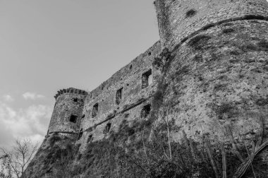 Avalos 'un Vairano Patenora şatosu, dört silindirik köşeli kuleleri ve taş duvarları olan kare şeklinde bir binadır. Ripandulf VI tarafından 11. yüzyılda inşa edilmiştir..