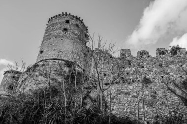 Avalos 'un Vairano Patenora şatosu, dört silindirik köşeli kuleleri ve taş duvarları olan kare şeklinde bir binadır. Ripandulf VI tarafından 11. yüzyılda inşa edilmiştir..