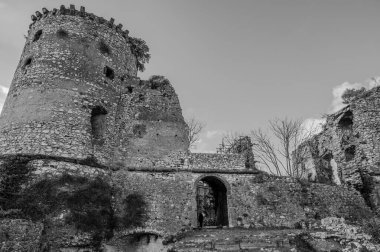 Avalos 'un Vairano Patenora şatosu, dört silindirik köşeli kuleleri ve taş duvarları olan kare şeklinde bir binadır. Ripandulf VI tarafından 11. yüzyılda inşa edilmiştir..
