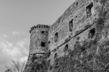Avalos 'un Vairano Patenora şatosu, dört silindirik köşeli kuleleri ve taş duvarları olan kare şeklinde bir binadır. Ripandulf VI tarafından 11. yüzyılda inşa edilmiştir..