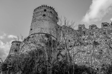 Avalos 'un Vairano Patenora şatosu, dört silindirik köşeli kuleleri ve taş duvarları olan kare şeklinde bir binadır. Ripandulf VI tarafından 11. yüzyılda inşa edilmiştir..