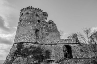 Avalos 'un Vairano Patenora şatosu, dört silindirik köşeli kuleleri ve taş duvarları olan kare şeklinde bir binadır. Ripandulf VI tarafından 11. yüzyılda inşa edilmiştir..