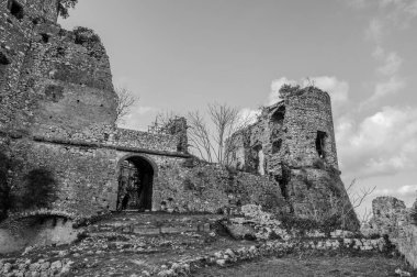 Avalos 'un Vairano Patenora şatosu, dört silindirik köşeli kuleleri ve taş duvarları olan kare şeklinde bir binadır. Ripandulf VI tarafından 11. yüzyılda inşa edilmiştir..