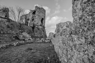 Avalos 'un Vairano Patenora şatosu, dört silindirik köşeli kuleleri ve taş duvarları olan kare şeklinde bir binadır. Ripandulf VI tarafından 11. yüzyılda inşa edilmiştir..