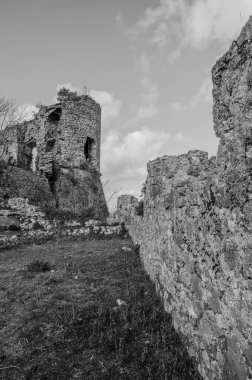 Avalos 'un Vairano Patenora şatosu, dört silindirik köşeli kuleleri ve taş duvarları olan kare şeklinde bir binadır. Ripandulf VI tarafından 11. yüzyılda inşa edilmiştir..