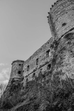 Avalos 'un Vairano Patenora şatosu, dört silindirik köşeli kuleleri ve taş duvarları olan kare şeklinde bir binadır. Ripandulf VI tarafından 11. yüzyılda inşa edilmiştir..