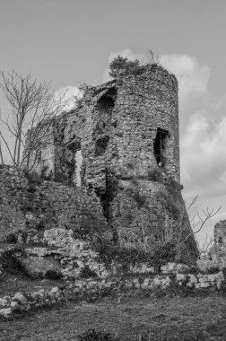 Avalos 'un Vairano Patenora şatosu, dört silindirik köşeli kuleleri ve taş duvarları olan kare şeklinde bir binadır. Ripandulf VI tarafından 11. yüzyılda inşa edilmiştir..