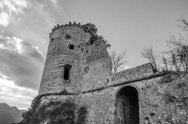 Avalos 'un Vairano Patenora şatosu, dört silindirik köşeli kuleleri ve taş duvarları olan kare şeklinde bir binadır. Ripandulf VI tarafından 11. yüzyılda inşa edilmiştir..