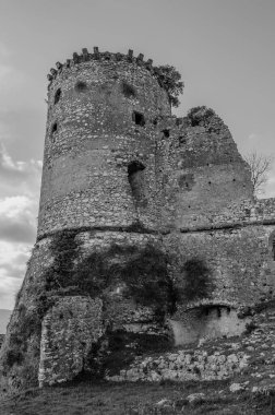 Avalos 'un Vairano Patenora şatosu, dört silindirik köşeli kuleleri ve taş duvarları olan kare şeklinde bir binadır. Ripandulf VI tarafından 11. yüzyılda inşa edilmiştir..