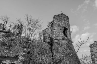 Avalos 'un Vairano Patenora şatosu, dört silindirik köşeli kuleleri ve taş duvarları olan kare şeklinde bir binadır. Ripandulf VI tarafından 11. yüzyılda inşa edilmiştir..