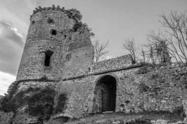 Avalos 'un Vairano Patenora şatosu, dört silindirik köşeli kuleleri ve taş duvarları olan kare şeklinde bir binadır. Ripandulf VI tarafından 11. yüzyılda inşa edilmiştir..