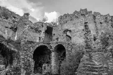 Avalos 'un Vairano Patenora şatosu, dört silindirik köşeli kuleleri ve taş duvarları olan kare şeklinde bir binadır. Ripandulf VI tarafından 11. yüzyılda inşa edilmiştir..