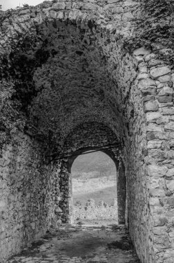 Avalos 'un Vairano Patenora şatosu, dört silindirik köşeli kuleleri ve taş duvarları olan kare şeklinde bir binadır. Ripandulf VI tarafından 11. yüzyılda inşa edilmiştir..