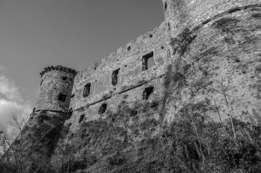 Avalos 'un Vairano Patenora şatosu, dört silindirik köşeli kuleleri ve taş duvarları olan kare şeklinde bir binadır. Ripandulf VI tarafından 11. yüzyılda inşa edilmiştir..
