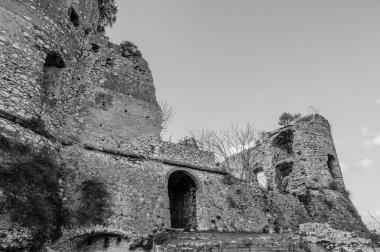 Avalos 'un Vairano Patenora şatosu, dört silindirik köşeli kuleleri ve taş duvarları olan kare şeklinde bir binadır. Ripandulf VI tarafından 11. yüzyılda inşa edilmiştir..