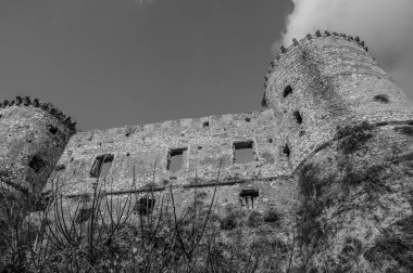 Avalos 'un Vairano Patenora şatosu, dört silindirik köşeli kuleleri ve taş duvarları olan kare şeklinde bir binadır. Ripandulf VI tarafından 11. yüzyılda inşa edilmiştir..